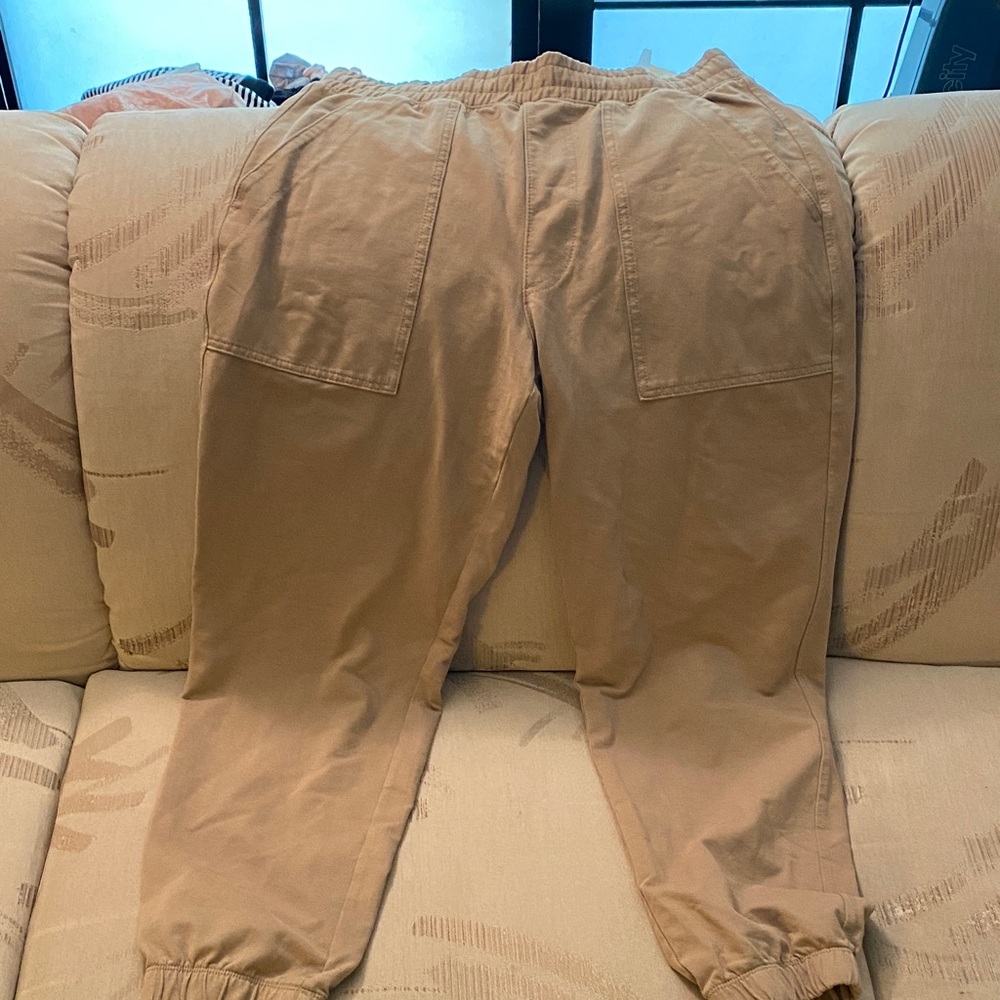 Uniqlo Men's Cargo Pants in Tan